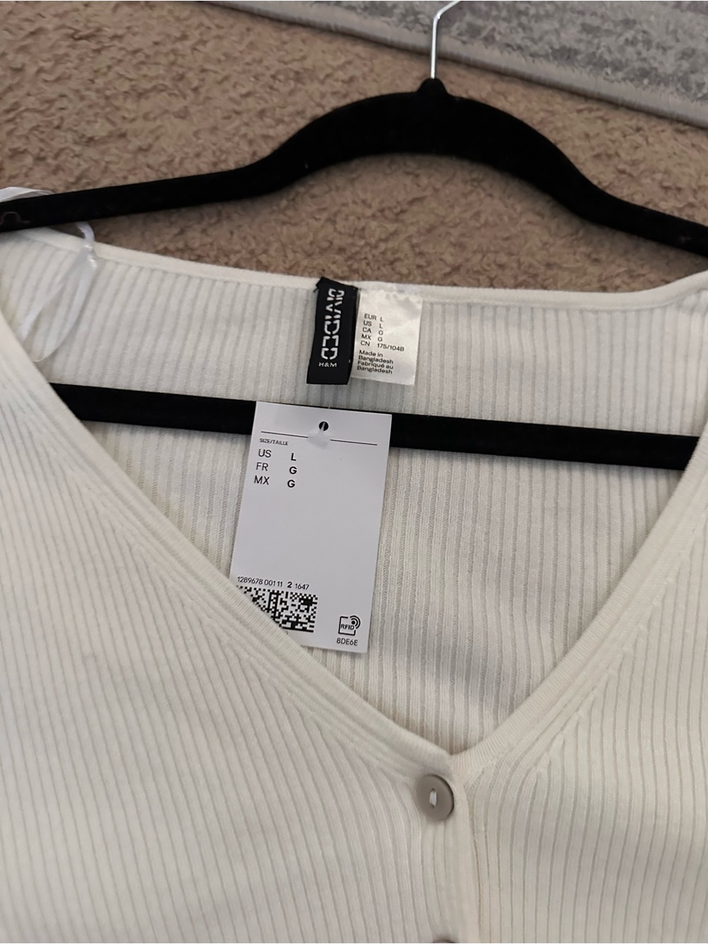 H&M Cream Ribbed Button-Front V-Neck Top with Ruffle Hem - Picture 3 of 5